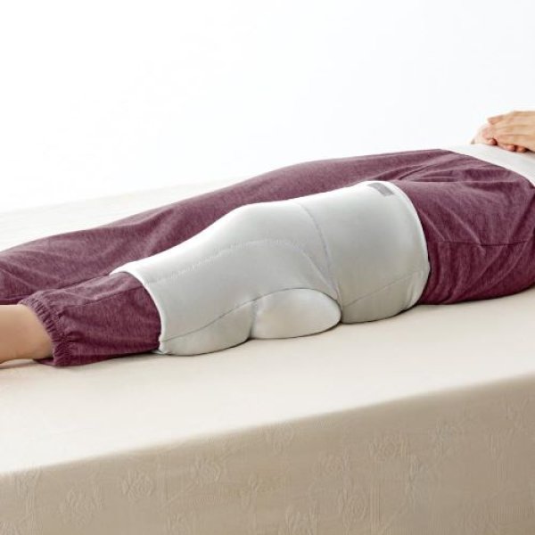 画像1: アルファックス 就寝用 膝用クッション 膝枕 FULUWA お医者さんの膝futon 4528870441007 ] (1)